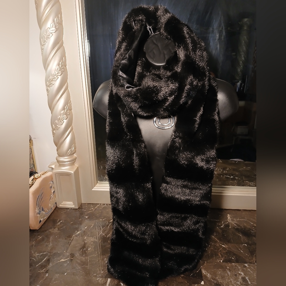 Pamela McCoy Luxuroius Black Faux Fur Scarf